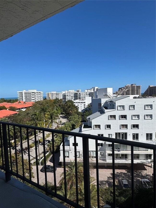 77 Crandon Blvd in Key Biscayne, FL - Building Photo - Building Photo