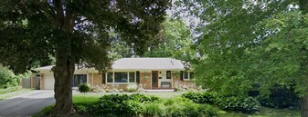 STUNNING 4 Bedroom Home in Byron * LARGE YARD with POOL * Finished basement in London, ON - Building Photo