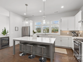 1500 Hawthorne Ln, Unit B in Charlotte, NC - Building Photo - Building Photo