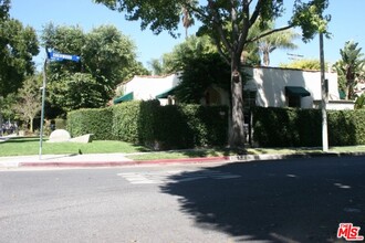 8715 Sherwood Dr in West Hollywood, CA - Building Photo - Building Photo