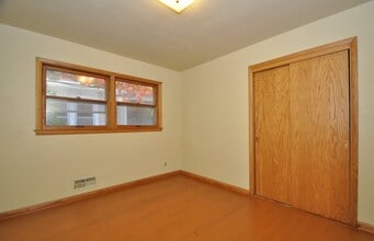 3036 S Delaware Ave, Unit Upper in Milwaukee, WI - Foto de edificio - Building Photo