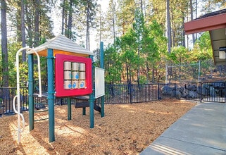 Oak Ridge Apartments in Grass Valley, CA - Foto de edificio - Building Photo