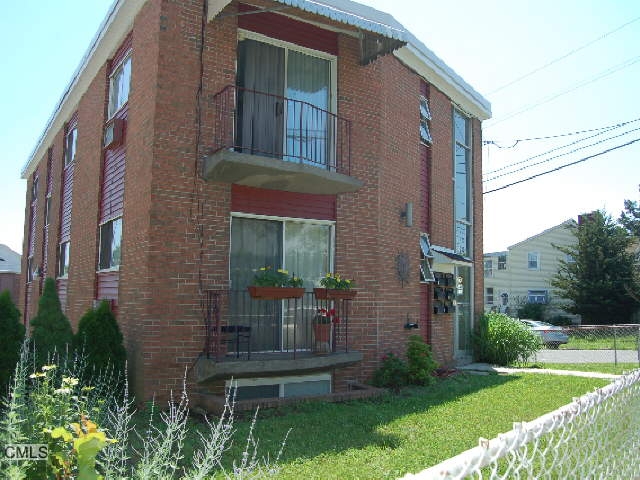 1630 Madison Ave in Bridgeport, CT - Foto de edificio - Building Photo