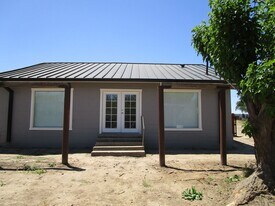 8875 Warnerville Rd in Oakdale, CA - Building Photo