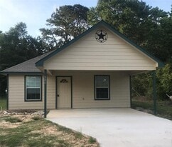 516 County Rd 2269 in Cleveland, TX - Building Photo