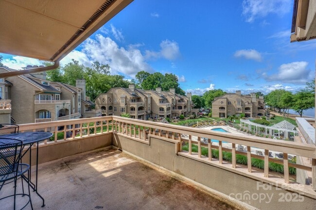 642 Portside Dr in Davidson, NC - Foto de edificio - Building Photo