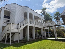 3421 Jolly Roger Cir in Galveston, TX - Building Photo