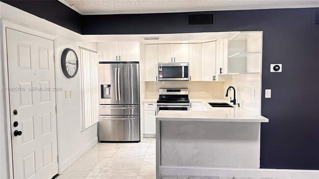 1086 N Hiatus Rd in Pembroke Pines, FL - Building Photo - Building Photo