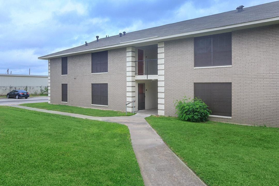 Tower South Apartments in Beeville, TX - Building Photo