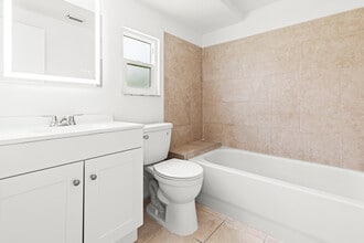 1057 Tropical Ave NW in Port Charlotte, FL - Foto de edificio - Building Photo