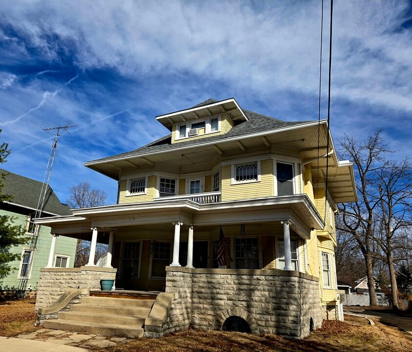 129 E Main St, Unit Apt 2 in Morenci, MI - Building Photo
