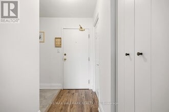 326 Major Mackenzie Dr E in Richmond Hill, ON - Building Photo - Building Photo