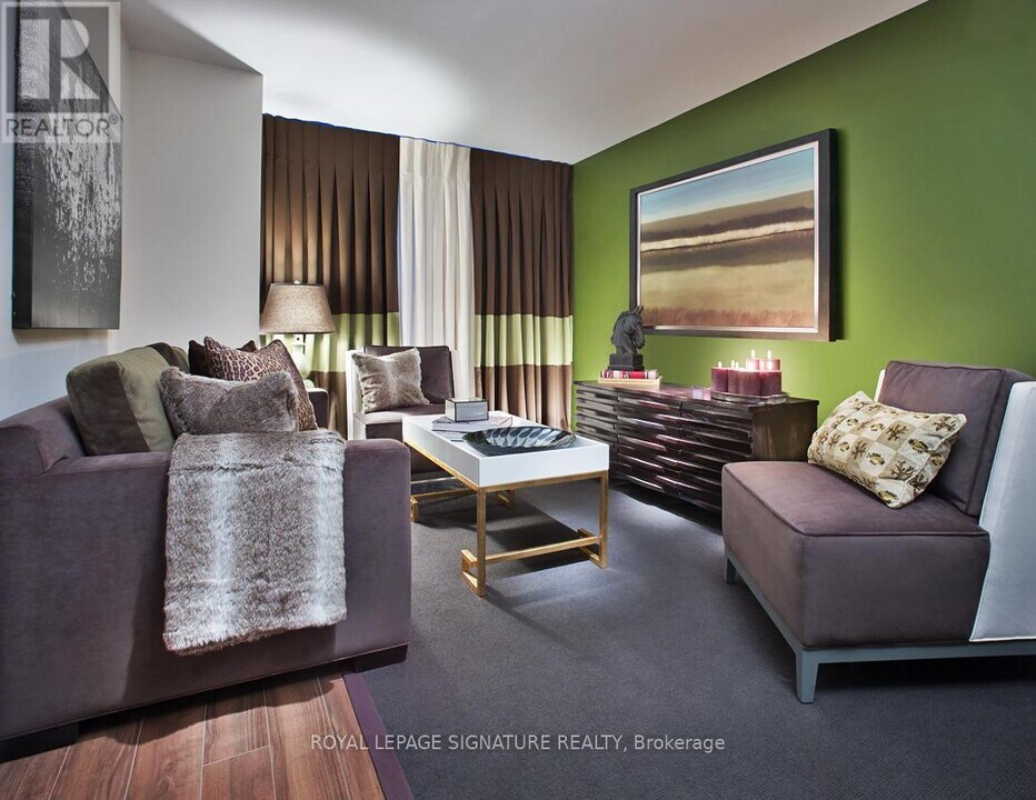 305 Roehampton Ave in Toronto, ON - Building Photo