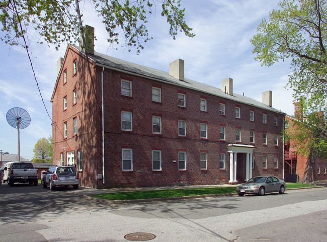 16 Dwight St in Chicopee, MA - Foto de edificio - Building Photo