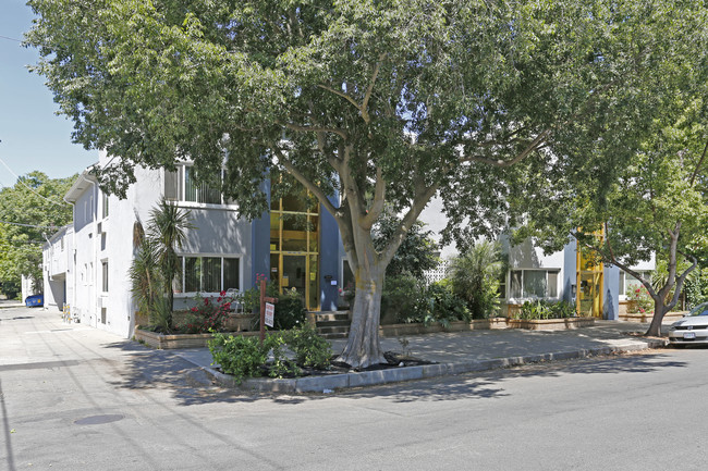 Royal Palms Apartments in Sacramento, CA - Building Photo - Building Photo