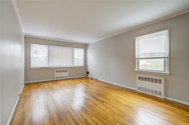 625 E Beech St-Unit -Lower in Long Beach, NY - Building Photo - Building Photo