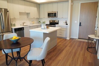 77 North in Thousand Oaks in Thousand Oaks, CA - Foto de edificio - Building Photo