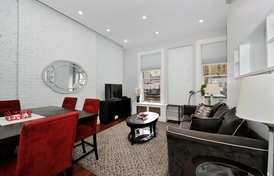 7 W 81st St in New York, NY - Building Photo