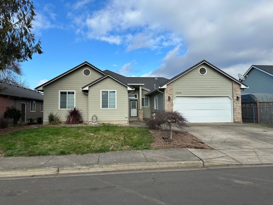 3896 Osage St in Springfield, OR - Building Photo