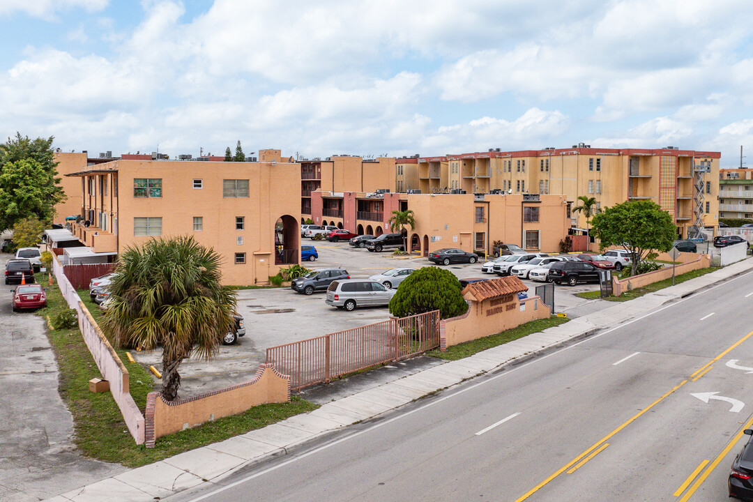 Westland Manors East Condos in Hialeah, FL - Building Photo