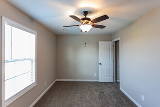 Peachers Point in Clarksville, TN - Building Photo - Interior Photo