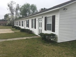 Oakwood Place Apartments in Fayetteville, NC - Building Photo - Building Photo