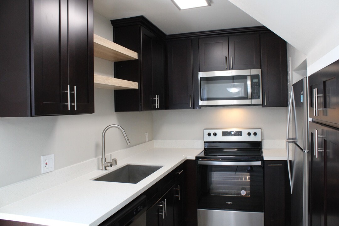 Oxnard Terrace in Van Nuys, CA - Building Photo