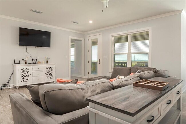 1913 Cadillac Ave in Dauphin Island, AL - Foto de edificio - Building Photo