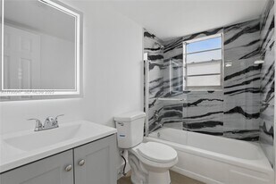 8540 N Sherman Cir in Miramar, FL - Building Photo