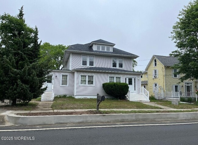 724 W Bay Ave