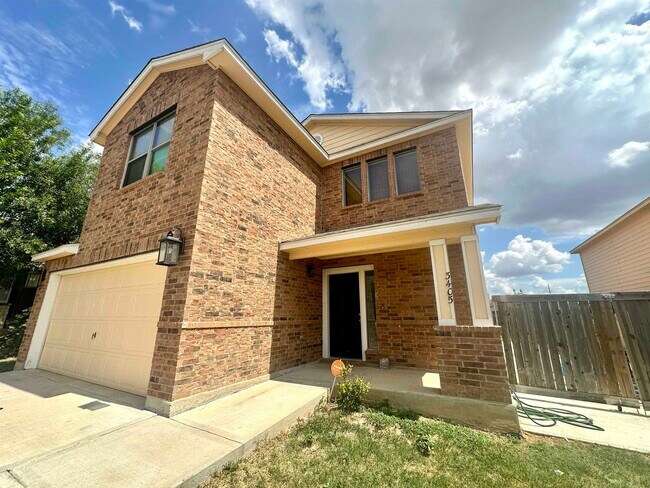3405 Cuatro Vientos Dr in Laredo, TX - Foto de edificio - Building Photo
