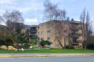 Ocean Park Manor in Victoria, BC - Building Photo - Building Photo