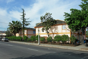 Los Pinos Apartments