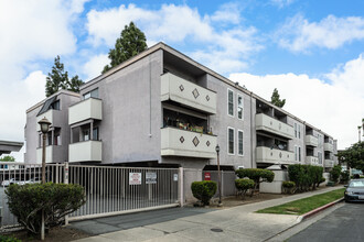 Laguna Terrace Apartments in Concord, CA - Building Photo - Primary Photo
