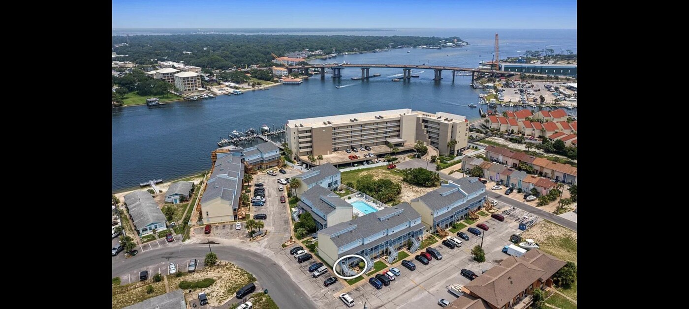 330 Bluefish Dr in Fort Walton Beach, FL - Foto de edificio