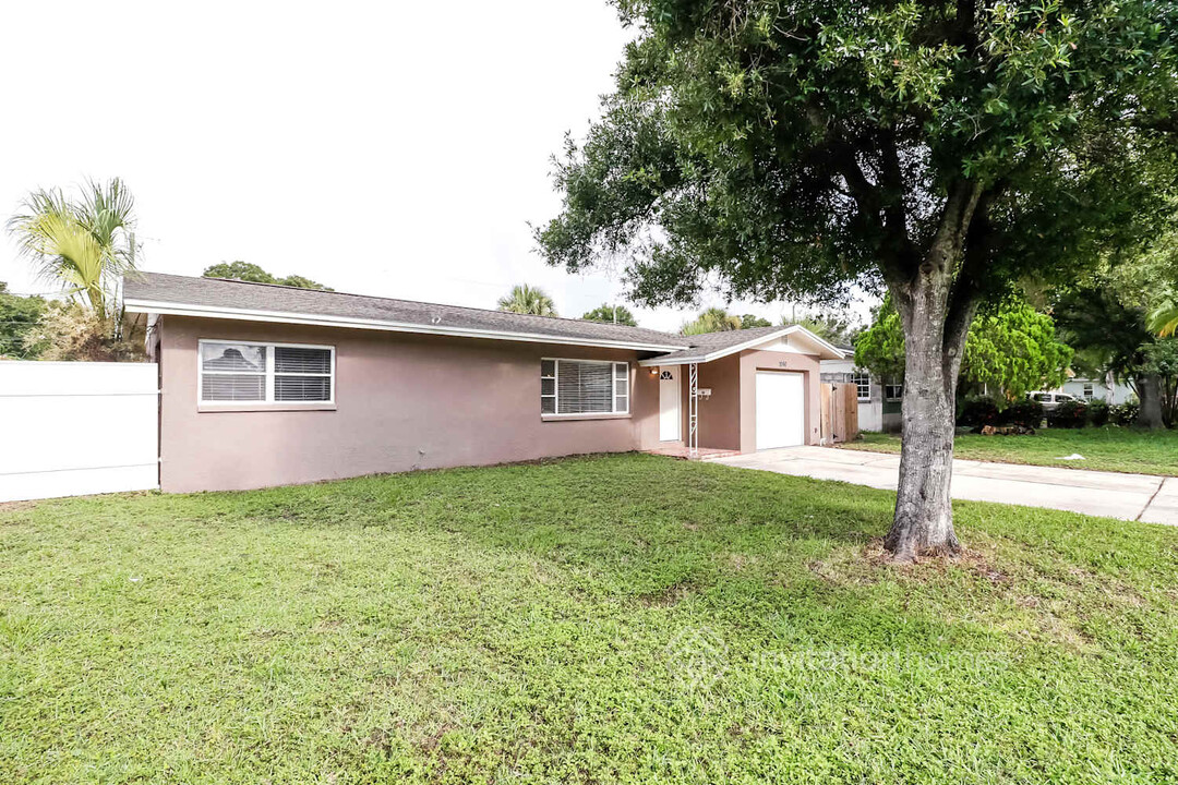 7060 52nd Way N in Pinellas Park, FL - Building Photo