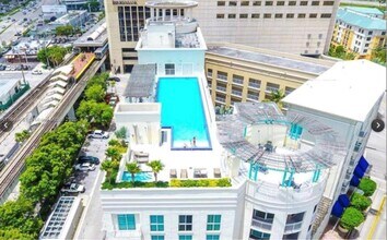 7280 SW 90th St in Miami, FL - Building Photo - Building Photo
