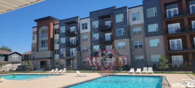 property at 104 E Resaca Dr