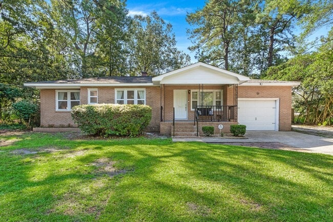 property at 2611 N Oakridge Cir