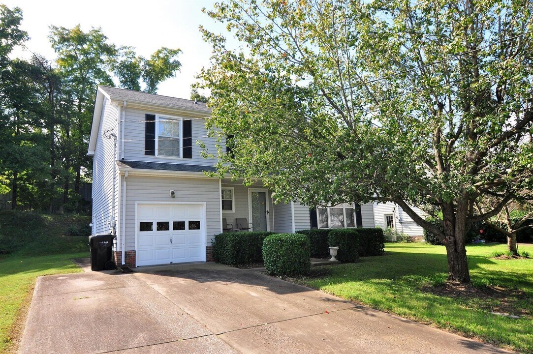 484 Bamburg Dr in Clarksville, TN - Building Photo