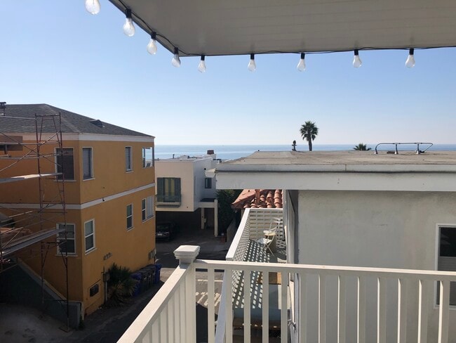 121 31st Pl, Unit 121 32st. Place in Manhattan Beach, CA - Building Photo - Building Photo