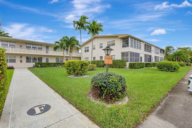 130 Cambridge F in West Palm Beach, FL - Foto de edificio - Building Photo