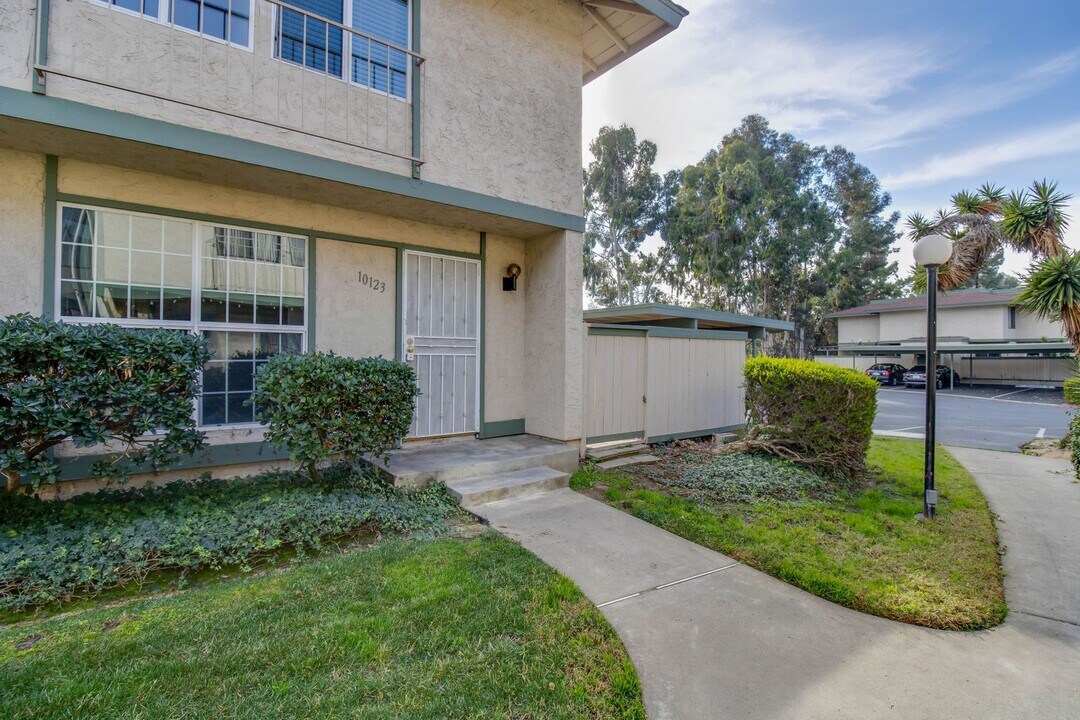 10123 Caminito Zar in San Diego, CA - Building Photo