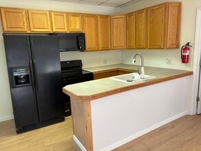 75 Main St, Unit A in Southampton, NJ - Foto de edificio - Building Photo