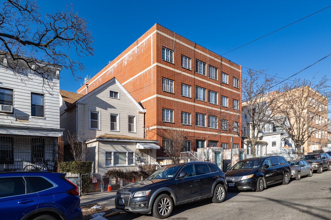 10419 39th Ave in Corona, NY - Foto de edificio