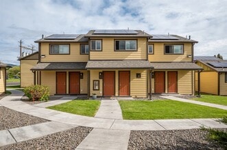 703 12th St in La Grande, OR - Foto de edificio - Building Photo