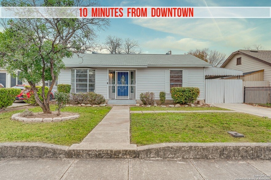 811 Cottonwood Ave in San Antonio, TX - Building Photo
