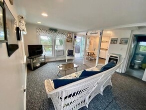 34 Ellery Ave in Middletown, RI - Building Photo - Building Photo