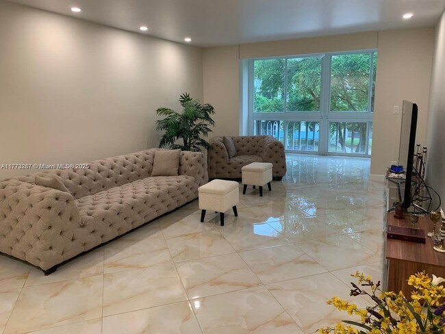 900 NE 12th Ave in Hallandale Beach, FL - Building Photo - Building Photo