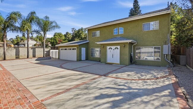 10350 Johanna Ave in Sunland, CA - Foto de edificio - Building Photo